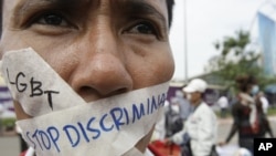 A Cambodian protester tapes his mouth shut in protest against discrimination of the Lesbian, Gay, Bisexual and Transgender (LGBT), in front of National Assembly, in Phnom Penh, file photo. 