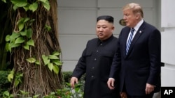 도널드 트럼프 미국 대통령(오른쪽)과 김정은 북한 국무위원장이 28일 베트남 하노이 소피텔 레전드 메ㅁ트로폴 호텔 정원을 걷고 있다.