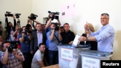 Premijer Kosova Hašim Tači glasa na biračkom mestu u Prištini