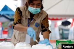 Seorang petugas Badan Narkotika Nasional (BNN) sedang menyiap paket-paket metamfetamin atau sabu-sabu yang akan dimusnahkan di Jakarta, 4 Mei 2018. (Foto: Reuters)
