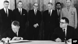 Američki ambasador Llewellyn E. Thompson i ministar spoljnih poslova SSSR-a Andrej Gromiko potpisuju sporazum o neširenju nuklearnog naoružanja, 1. juli 1968.