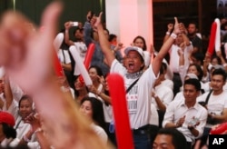 Pendukung Presiden Joko Widodo merayakan saat kampanye di Jakarta, 21 April 2019. (Foto: AP)