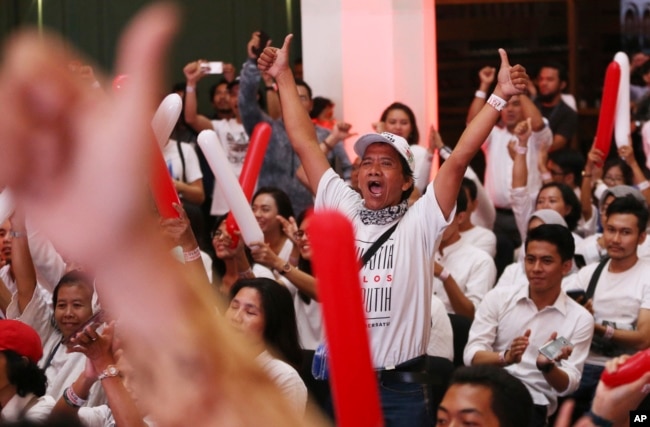 Pendukung Presiden Joko Widodo merayakan saat kampanye di Jakarta, 21 April 2019. (Foto: AP)