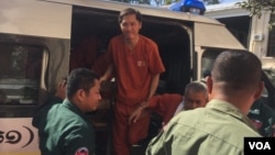 Ny Sokha, Adhoc's rights defender, was was escorted by the security officers at the appeal court, Phnom Penh, on November 28, 2016. (Kann Vicheika/VOA Khmer)