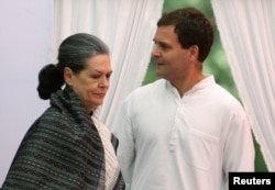 India's main opposition Congress party president Sonia Gandhi (L) and her son and the party's vice-president Rahul Gandhi arrive to address their supporters before what the party calls "Save Democracy" march to parliament in New Delhi, India, May 6, 2016.