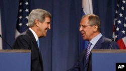Ngoại trưởng Mỹ John Kerry bắt tay với Ngoại trưởng Nga Sergey Lavrov trong cuộc họp báo tại Geneva trước khi hai ông thảo luận về cuộc khủng hoảng đang diễn ra tại Syria, ngày 12/9/2013.