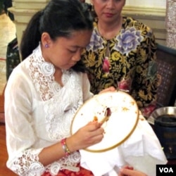 Demonstrasi membatik dengan canting sebagai bagian dari pameran Indonesian Batik: World Heritage di KBRI, Washington, Senin (11/7).