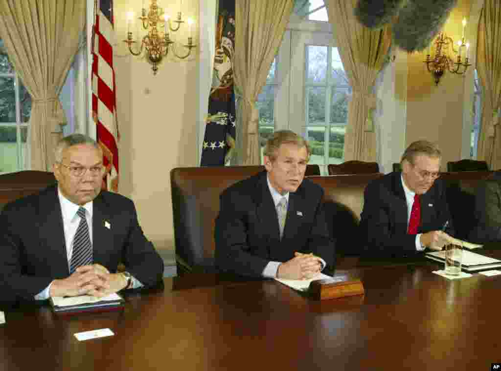 2003年3月20日，乔治&middot;W&middot;布什总统在内阁会议后向媒体发表声明。他身边坐着的是国务卿鲍威尔和国防部长拉姆斯菲尔德。