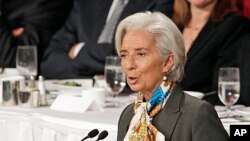 Pimpinan IMF, Christine Lagarde, memberikan sambutan dalam pertemuan Klub Ekonomi di New York (10/4).