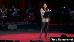 북한 평양과기대에서 영어를 가르친 한국계 미국인 작가 수키 김 씨가 세계적인 강연행사인 테드(TED)에서 북한에서의 경험을 발표하고 있다.