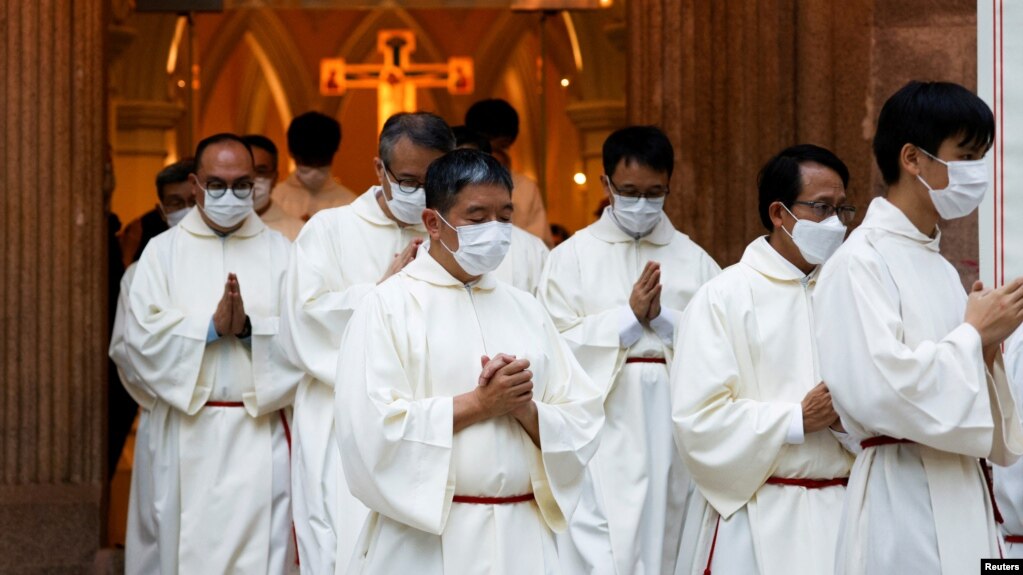 香港天主教教区主教周守仁出席主教祝圣礼后离开主教教堂。（2021年12月4日)(photo:VOA)