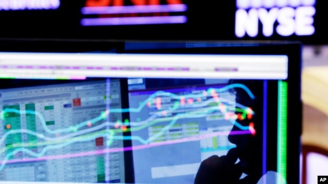 El Dow Jones subió 52,12 puntos, el S&P 500 .SPX ganó 1,64 puntos, y el índice compuesto Nasdaq .IXIC cedió 5,64 puntos.