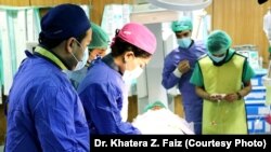 په افغانستان کې اکثره ښځې ډاکټرانې، د ښځینه امراضو ماهرینې دي، خو ډاکټرې خاطرې جلا لاره غوره کړې ده