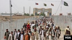 FILE - Pakistanis rally at the closed Chaman border crossing between Pakistan and Afghanistan.