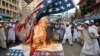 孟加拉的游行示威者们焚烧美国国旗