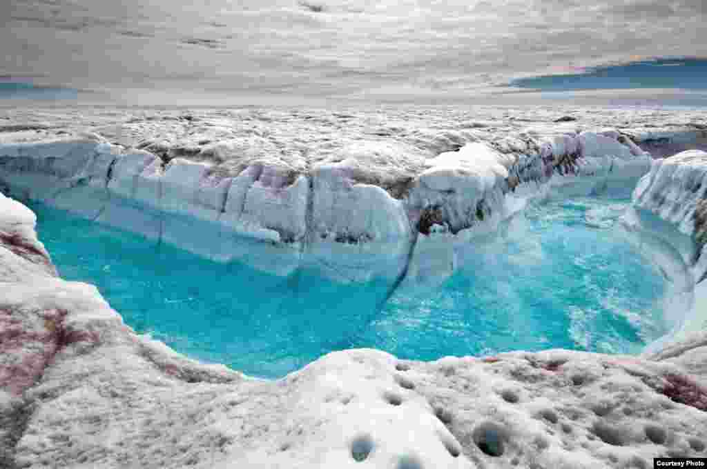 Permukaan air dari lembaran es Tanah Hijau yang mencair melewati kanal supra-glasial. (Ian Joughin)