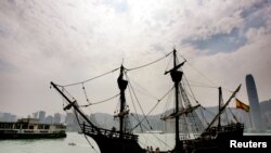 Une réplique du navire espagnol "Nao Victoria", le premier navire à faire le tour du globe, au port de Victoria à Hong Kong" le 25 Octobre 2005.