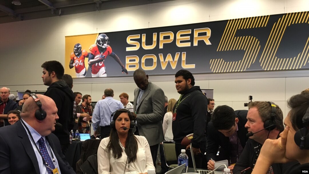 Pembawa acara TV ESPN bersiap-siap menyambut Super Bowl 50 di Radio Row, di Moscone Convention Center, San Francisco, 5 Februari 2016. (P. Brewer/VOA)
