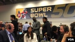 Pembawa acara TV ESPN bersiap-siap menyambut Super Bowl 50 di Radio Row, di Moscone Convention Center, San Francisco, 5 Februari 2016. (P. Brewer/VOA)