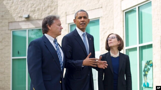 El presidente Barack Obama con la gobernadora de Oregon, Kate Brown y el alcalde de Roseburg, Larry Rich luego de reunirse con familiares de las víctimas del tiroteo en el colegio universitario Umpqua.