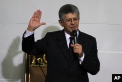 Parliamentary President Henry Ramos swears in newly elected members of the National Assembly in Caracas, Venezuela, Jan. 5, 2016.