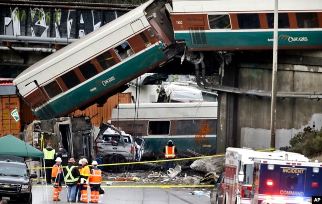 Một toa tàu của đoàn tàu Amtrak trượt khỏi đường ray và treo lơ lửng trên Quốc lộ 5, ngày 18 tháng 12, 2017, ở DuPont, bang Washington.