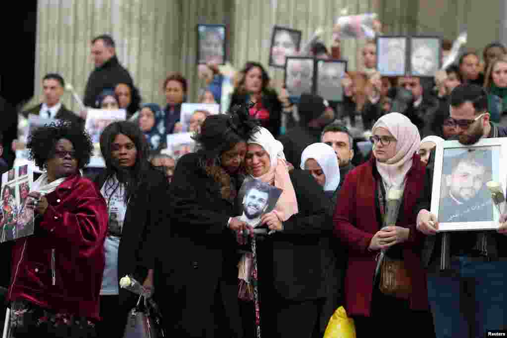 Para anggota keluarga dan sahabat mengenang korban tewas dalam kebakaran apartemen Grenfell enam bulan lalu, dalam acara di luar Katedral St. Paul di London, Inggris.