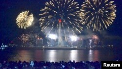 북한 평양 대동강변에서 2014년의 시작을 축하하는 불꽃놀이가 열렸다.