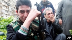 Pripadnik Slobodne sirijske armije plače zbog pogibije saborca u borbama u okolini Alepa