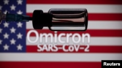 Yon piki devan yon drapo Ameriken ak pawol Omicron SARS-CoV-2.