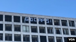 Un edificio de oficinas en Washington, D.C., muestra, con un cartel, su apoyo a los Capitals.