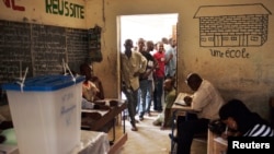 People queue to vote in Mali's presidential election in Timbuktu July 28, 2013.