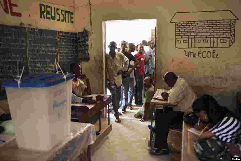 People queue to vote during Mali's presidential election in Timbuktu, Mali, July 28, 2013.