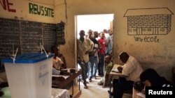 File d'attente des électeurs dans un bureau de vote à Tombouctou, ce matin.