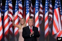 Kızı Ivanka tarafından sahneye davet edilen Donald Trump