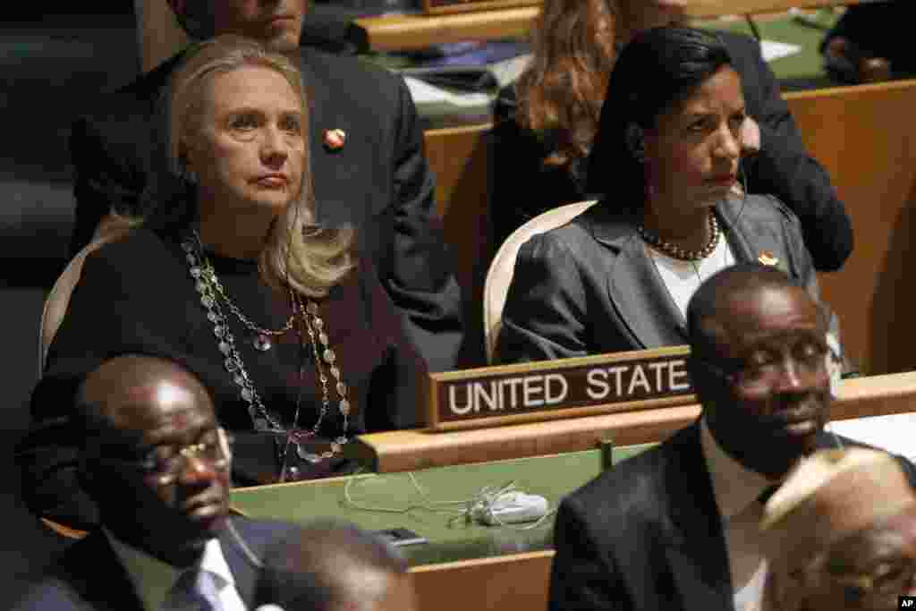 美国国务卿克林顿（左）与美国驻联合国大使赖斯2012年9月25日聆听美国总统奥巴马向第67届联合国大会发表讲话 