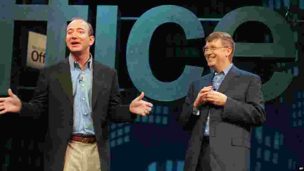 Jeff Bezos, founder and CEO of Amazon.com (L) meets with Bill Gates, Microsoft Corp. chairman and chief software architect, at a New York news conference to launch Microsoft's new software, Office XP, May 31, 2001.