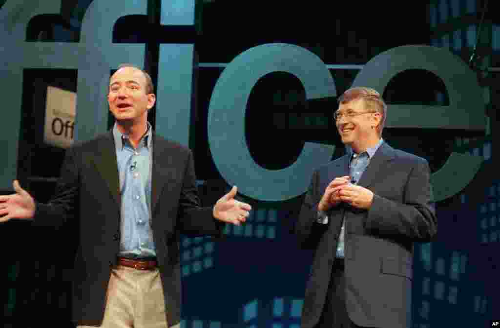 Jeff Bezos, founder and CEO of Amazon.com (L) meets with Bill Gates, Microsoft Corp. chairman and chief software architect, at a New York news conference to launch Microsoft's new software, Office XP, May 31, 2001.