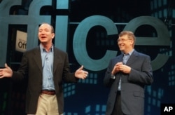 2001年5月31日，亚马逊CEO杰夫·贝佐斯（Jeff Bezos，左）和微软公司董事长盖茨在产品发布会上。