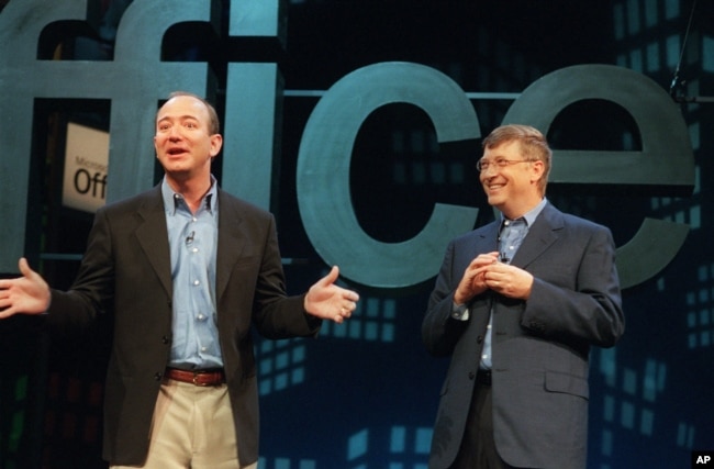 2001年5月31日，亞馬遜CEO 傑夫·貝佐斯（Jeff Bezos，左）和微軟公司董事長蓋茨在產品發布會上。