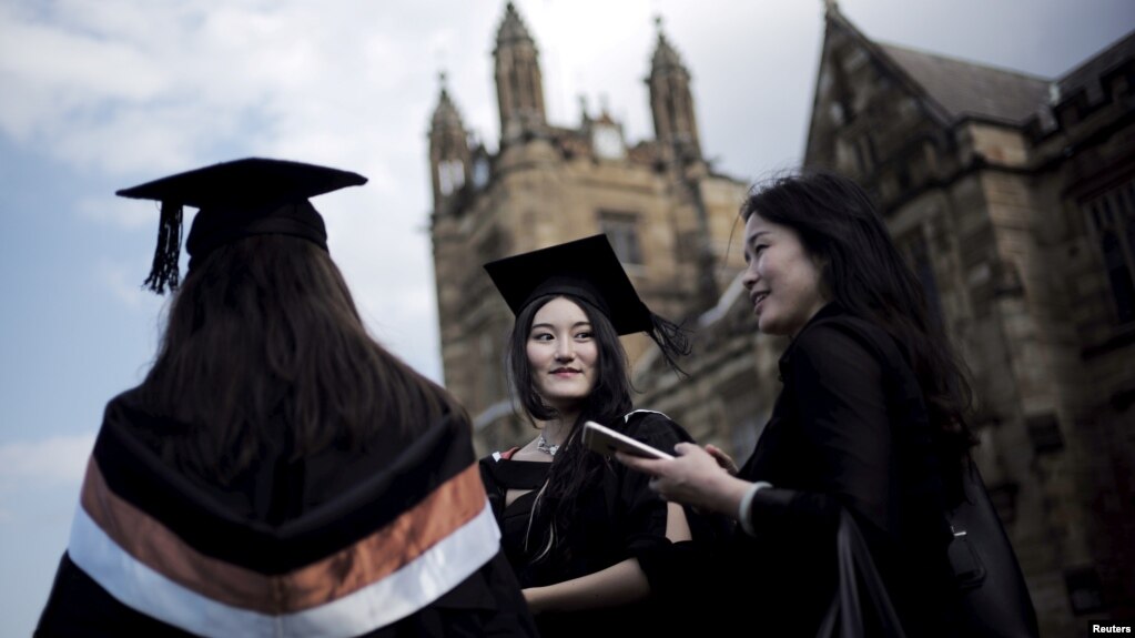 资料照：澳大利亚悉尼大学的中国留学生参加毕业典礼。（2016年4月22日）(photo:VOA)