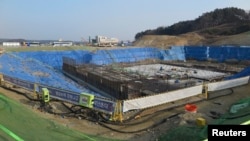 Sân trượt băng đang được xây cất ở thành phố ven biển Gangneung, 11/2/2015.