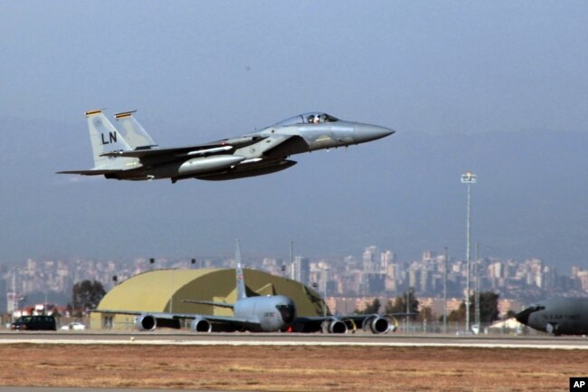 Истребитель ВВС США F-15 взлетает с авиабазы Инджирлик (архивное фото)