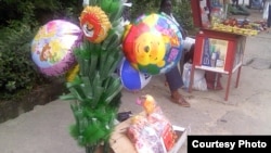 Cameroonian hawker in Douala sells Chinese products for Christmas (VOA / D. Ntaryike) 