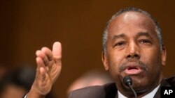 El neurocirujano Ben Carson es criticado por los demócratas porque dicen que no tiene experiencia en gobierno y administración pública.