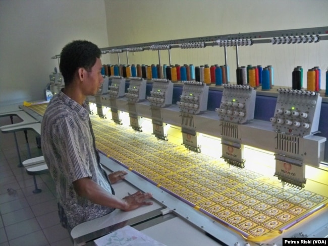 UMKM Bordir di Jawa Timur sedang melayani pemesanan perlengkapan seragam sekolah (Foto: VOA/Petrus Riski)