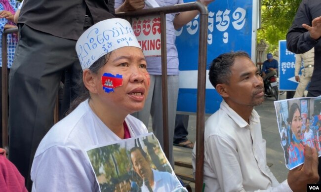 អ្នកគាំទ្រលោក រ៉ុង ឈុន នាំគ្នាតវ៉ានៅមុខសាលាឧទ្ធរណ៍ក្នុងរាជធានីភ្នំពេញ ឲ្យដោះលែងលោក ថ្ងៃទី២៦ ខែសីហា ឆ្នាំ២០២០។ (អូន ឆេងប៉រ/វីអូអេ)