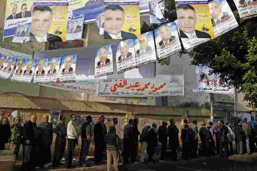 Egipto realiza las primeras elecciones parlamentarias posteriores al levantamiento revolucionario que llevó al derrocamiento del régimen de Hosni Mubarak en febrero de 2011.