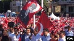 Những người biểu tình tại quảng trường Taksim Square vẫy các lá cờ có hình chân dung ông Mustafa Kemal Ataturk, người sáng lập nước Cộng hòa Thổ Nhĩ Kỳ Cộng, ngày 24 tháng 7 năm 2016. 