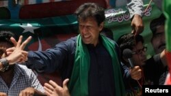 Politisi dan mantan bintang kriket Pakistan, Imran Khan dirawat di rumah sakit setelah terjatuh saat berkampanye (foto: dok). 